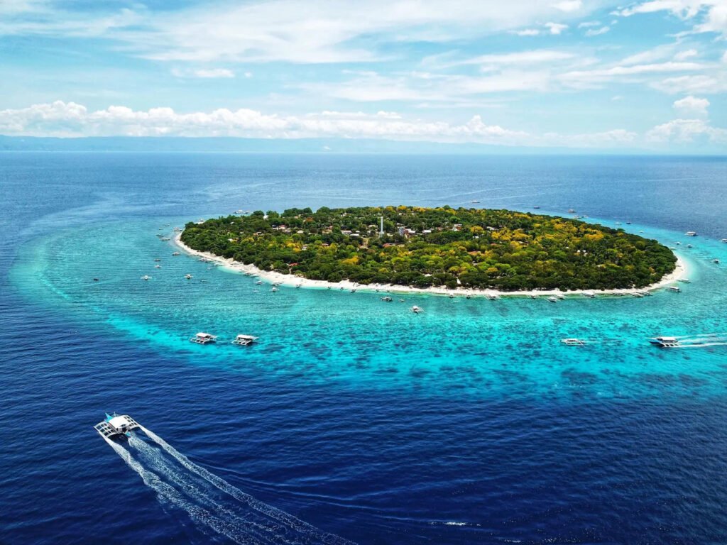 Island hopping tour in Bohol