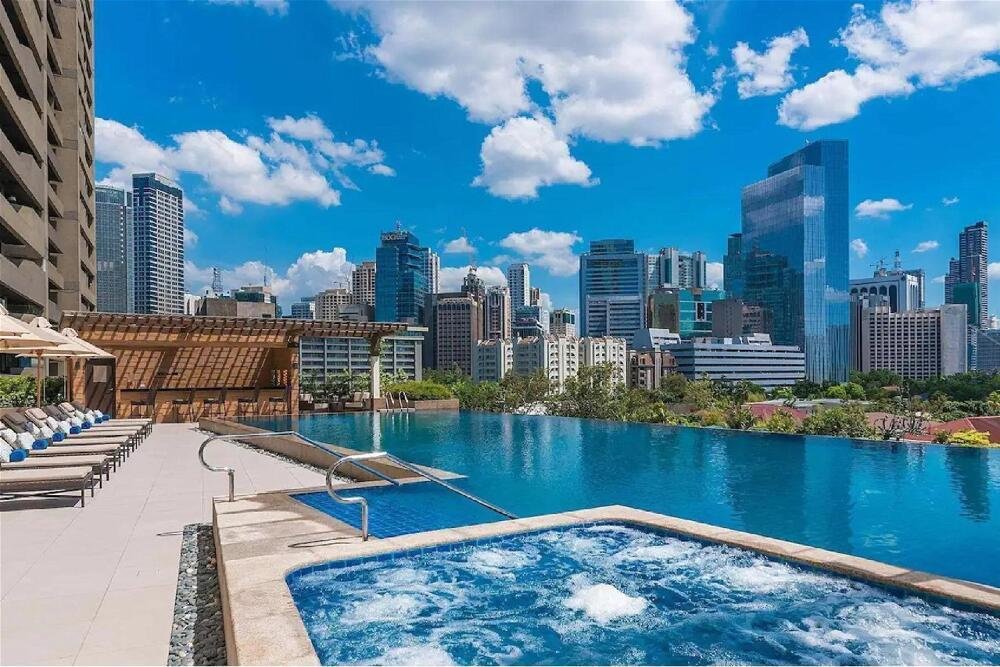 Manila Hotel / Skyline