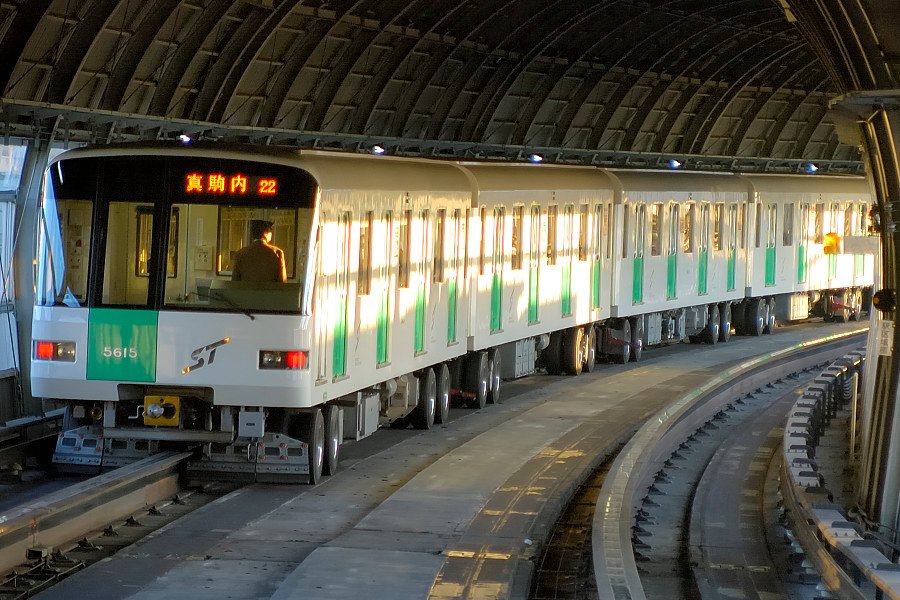 Archival Sapporo Namboku subway train photographed in 2006; rolling stock may differ today.