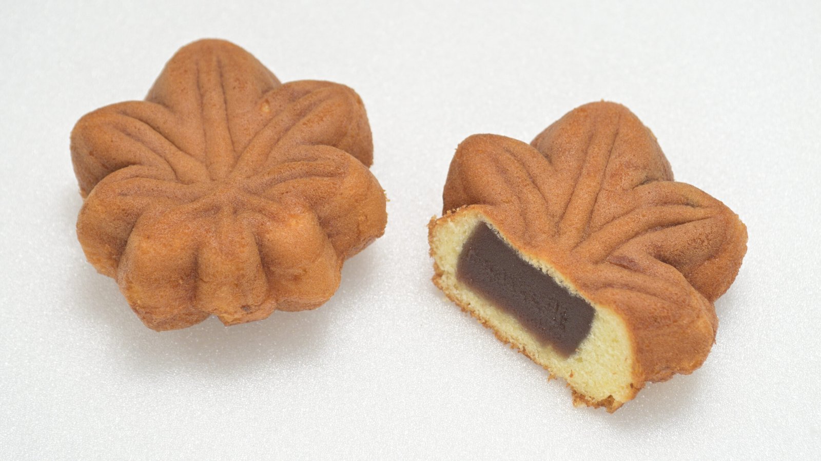 Maple-leaf-shaped momiji manju cakes